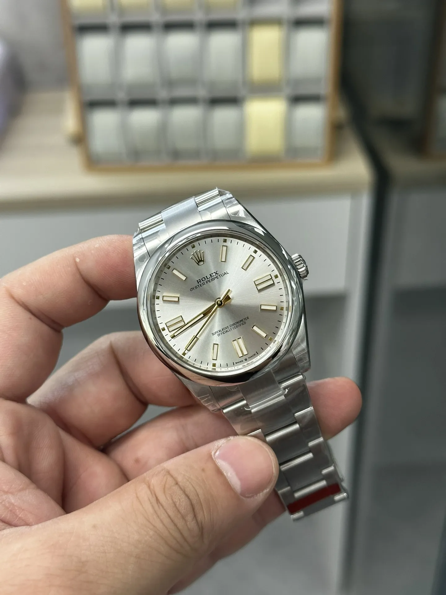 VS Factory Rolex Oyster Perpetual 41mm Silver Sunburst Dial (Gold Accents) Smooth Bezel Oyster Bracelet (124300) 1:1 Super Clone - DD3230 Movement - VS Factory Official photo 3