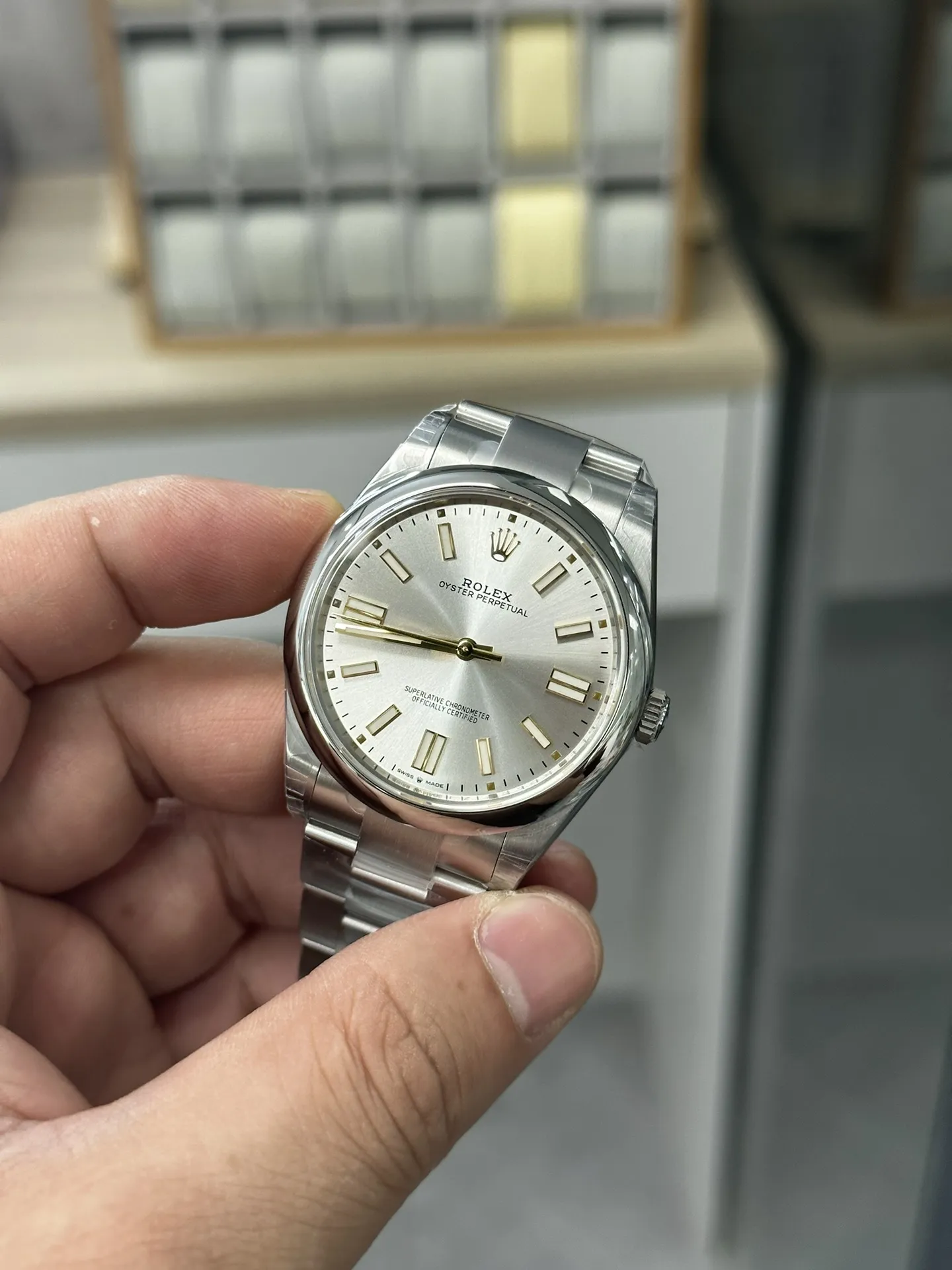 VS Factory Rolex Oyster Perpetual 41mm Silver Sunburst Dial (Gold Accents) Smooth Bezel Oyster Bracelet (124300) 1:1 Super Clone - DD3230 Movement - VS Factory Official photo 4