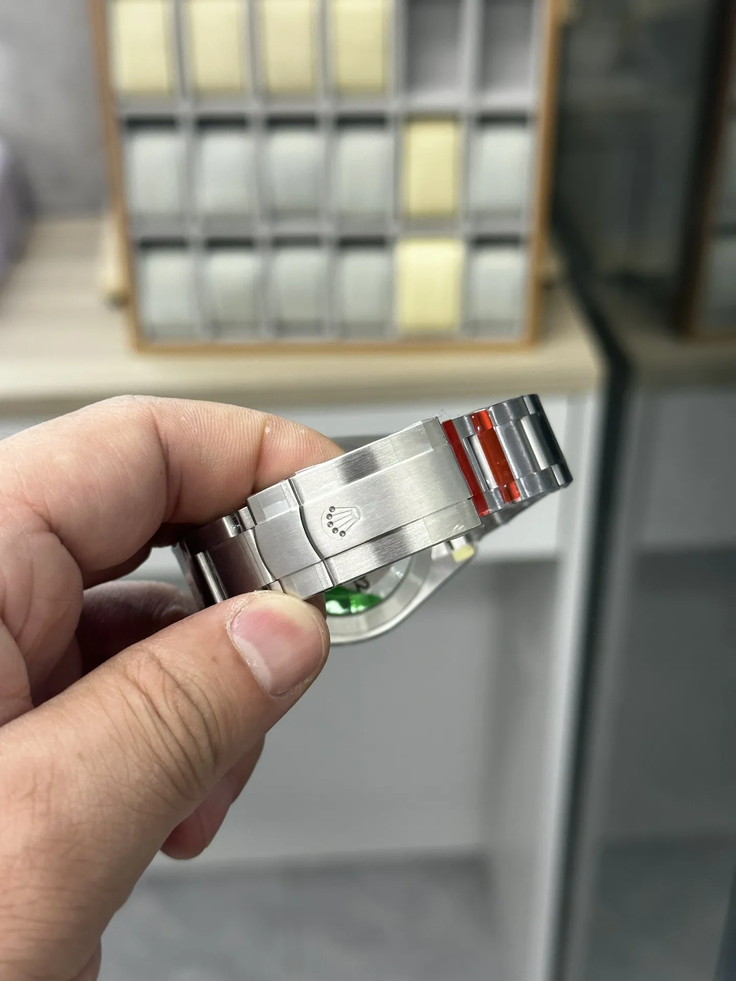 VS Factory Rolex Oyster Perpetual 41mm Silver Sunburst Dial (Gold Accents) Smooth Bezel Oyster Bracelet (124300) 1:1 Super Clone - DD3230 Movement - VS Factory Official photo 5